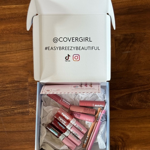 BUNDLE COVER GIRL LIP GLOSS AND LIP STAINS ALL BRANDNEW AND SEALED - Picture 1 of 11
